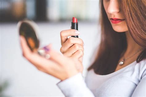 Benefits Of Wearing Lipstick The Glamorous Woman