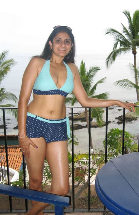 hot and sexy desi girls and aunties pictures hot and sexy desi aunty enjoying at beach