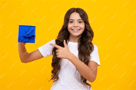 niño adolescente con caja de regalo niña adolescente dando regalo de cumpleaños saludo actual y