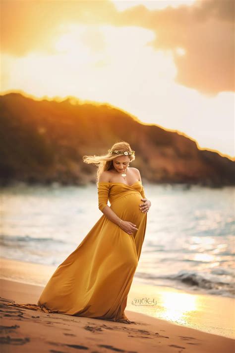 Beautiful Composition And Sunset Backdrop Maternity Photography Poses
