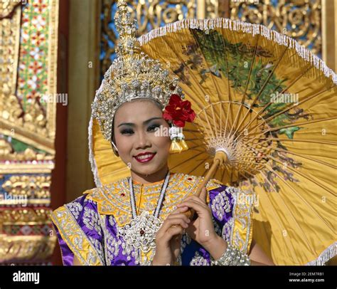 Asie Thaïlande Bangkok Portrait De Jeunes Filles Dansantes Thaïlandaises Souriantes Portant