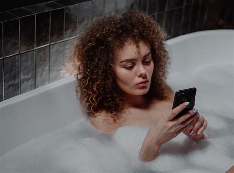 4 In 10 Uk Adults Admit To Using Mobile Phone In Bathroom Shinyshiny
