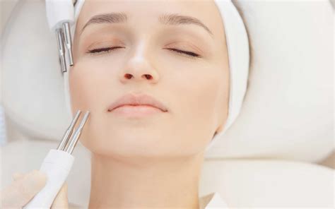 Are Microcurrent Facials Better Than Botox And Fillers Etre Vous