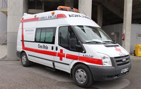 Desinfectando Las Ambulancias De Cruz Roja En Barcelona Sanifyer
