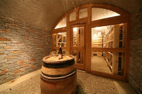 Vous devez également choisir une cave à vin en fonction du type de pose et il y en a 3 à savoir, la pose libre, celle sous plan de travail et celle encastrable. Cave voutée Pointcav avec porte de séparation et habillée ...