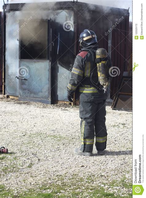 Hanki 13.000 sekunnin fire training with fire extinguisher arkistovideomateriaali, jonka nopeus on 60fps. Fireman Fire Training Station Drill Stock Photo - Image of ...