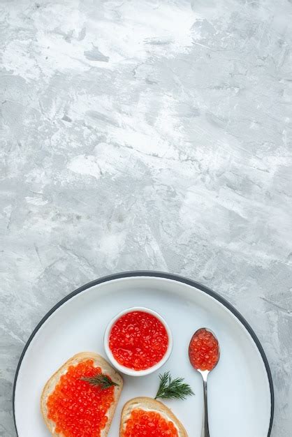 Vista De Cima Sandu Ches Saborosos De Caviar Dentro Do Prato Na Superf Cie Branca Lanche Prato