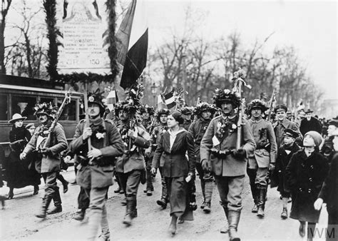 Today In World War I Returning German Soldiers Parade In Berlin