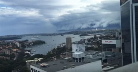 Pictures A Terrifying Looking Cloud Tsunami Has Gathered Off The