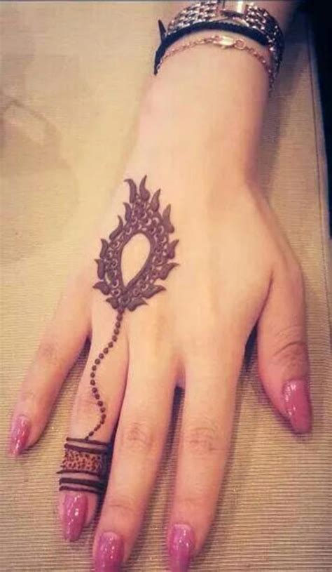 It's a great design from @hina_desings. 19 Beautiful Feather Henna Designs You Will Love To Try