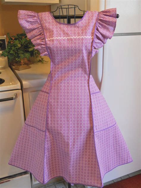 Old Fashioned Pinafore Full Apron In Pink And Lavender Moda Estilo