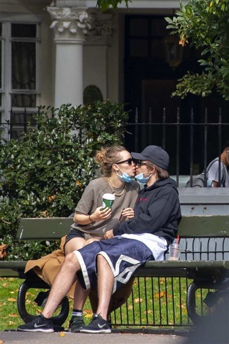 Suki Waterhouse And Robert Pattinson Share A Kiss At A Park While Out For Stroll In London Uk