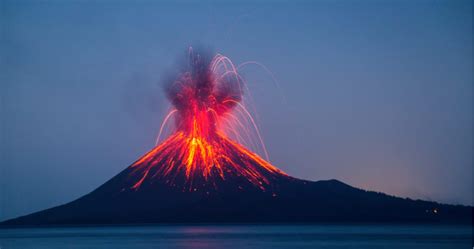 El Krakatoa Uno De Los Volcanes Más Peligrosos Entra En Erupción