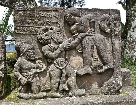 Foto De Escultura De Pedra Da Antiga Erótico De Templo Hindu Candi