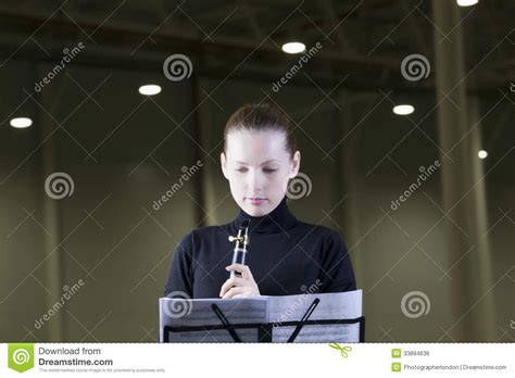 Giocatore Del Clarinetto Che Esamina Lo Strato Di Musica Fotografia Stock Immagine Di Persona