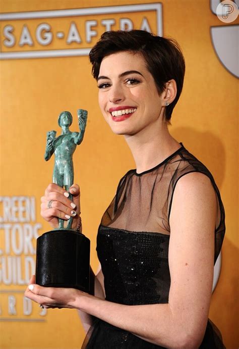 Foto Anne Hathaway Ganha Prêmio De Melhor Atriz Coadjuvante Na Cerimônia Do Sag Awards Em Los