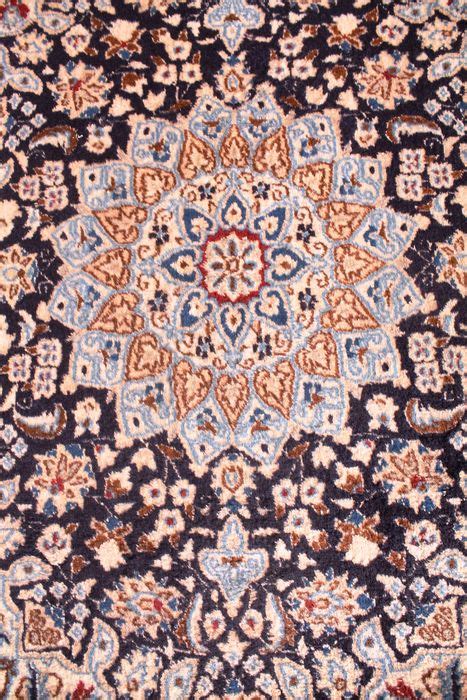 Maden im teppich bekämpfen kleine weiße würmer im teppich sind ein eindeutiges indiz für einen madenbefall. Perser Teppich Nain mit Seide 85X135cm Made in Iran Ende ...
