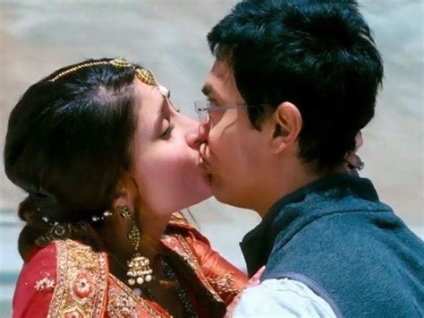 Kareena Kapoor Birthday जब 15 साल बड़े एक्‍टर को करीना कपूर ने किया था Kiss सीन देखकर फैंस रह