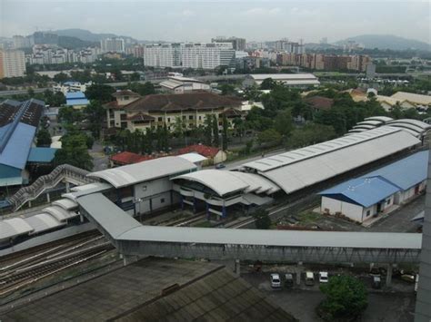 An lrt station that serves a primarily residential neighbourhood, the taman paramount stop will put passengers right beside tasik aman park, with no other chan sow lin nearby attractions: Chan Sow Lin LRT Station Bridge - Picture of One-Stop ...