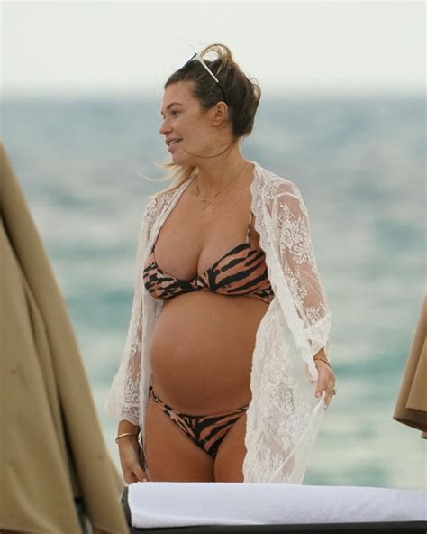 Pregnant Samantha Hoopes In Bikini At A Beach In Miami