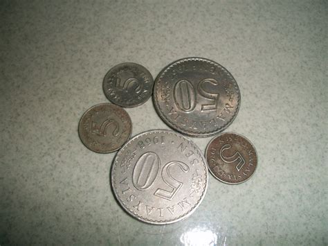 Error coin also consider as valuable coin (die crack). Adamalif Collectibleitems: 1 lot of Malaysia old coins