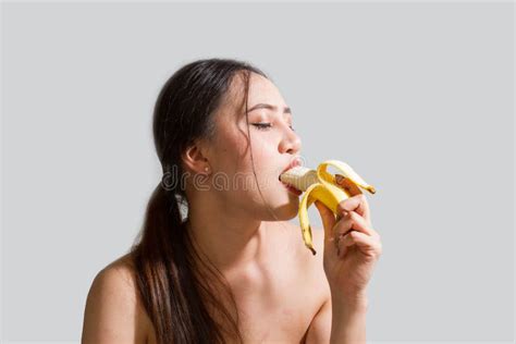 女人吃香蕉做爱 库存照片 图片 包括有 构成 女性 化妆用品 欲望 人们 设计 营养 自然
