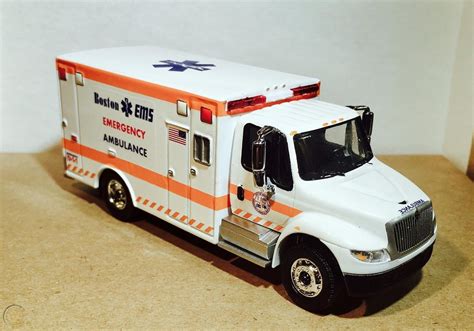 Custom Greenlight Boston Ems Ambulance Station Set F150 Explorer