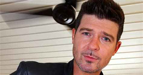 Robin Thickes Mom Defends Blurred Lines
