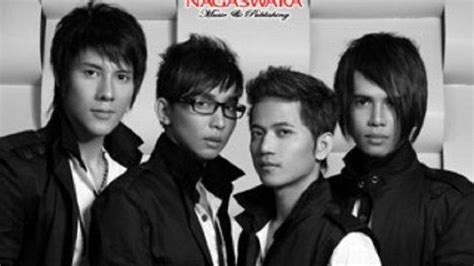 Jun 14, 2021 · berikut ini chord dan lirik lagu tercipta untukku yang dipopulerkan oleh ungu feat rossa, cocok didengarkan di hari valentine. Chord Kunci Gitar dan Lirik Lagu Dirimu Bukan Untukku ...