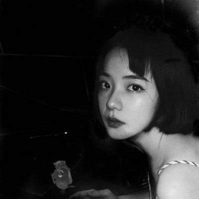 Redhead thought it was a private periscope. 黑色头像_QQ女生头像_我要个性网