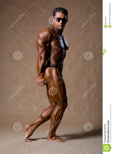 Bodybuilder Der Seine Muskeln Im Studio Biegt Stockbild Bild Von