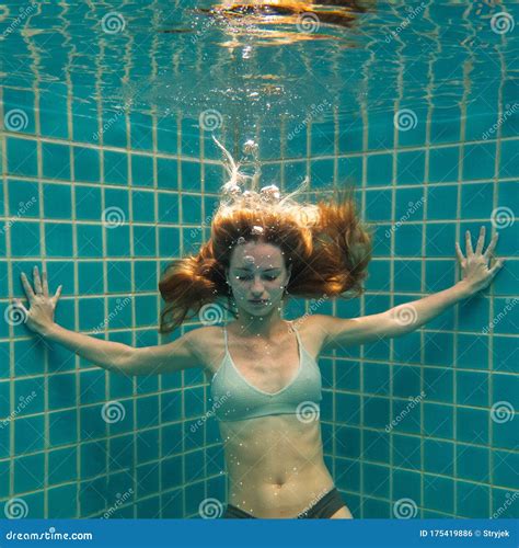 Vackra Kvinnor Som Ställer Under Vatten I Bikini Arkivfoto Bild av
