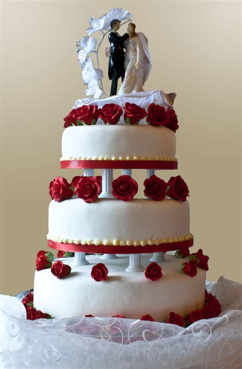 gâteau multi étage blanc rouge | Blog Boutique-Magique