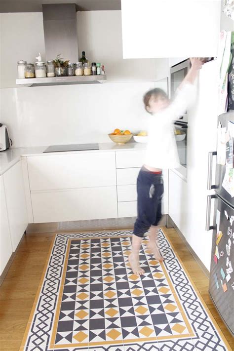 En cuanto al mantenimiento de suelos laminados para baños es muy sencillo, bastara con pasar una fregona ligeramente húmeda para limpiar. ESTRENA COCINA SIN HACER OBRAS | 10Decoracion