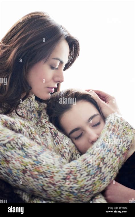 La Madre Abrazando A Su Hija Fotografía De Stock Alamy