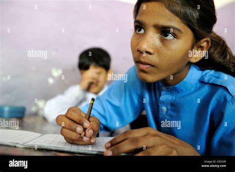 Pakistan School For Girls Hi Res Stock Photography And Images Alamy