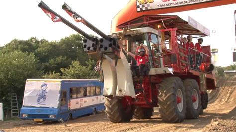 Een feest met muziek, motorcross, stunts, humor, theater en meer. Met de bietenrooier over de crossbaan - Zwarte Cross 2011 ...