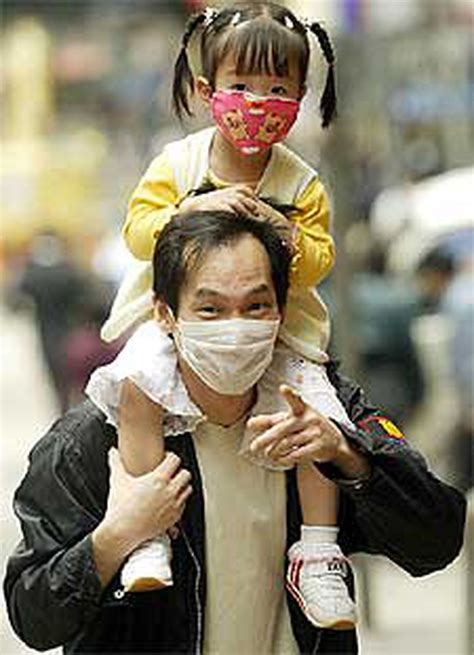 Un Padre Y Su Hija En Hong Kong Llevan Mascarillas Contra La Neumonía
