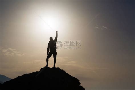 男人成功地张开双臂庆祝或祈祷在美丽的鼓舞人心的山脉日出高清图片下载 正版图片503510706 摄图网