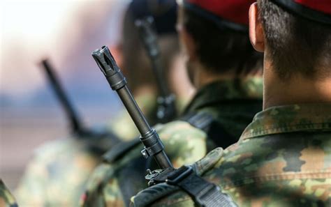 Umfrage Jeder zehnte Deutsche im Angriffsfall zu Kriegsdienst bereit Politik Allgäuer Zeitung