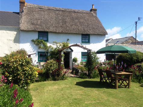 The english country cottages website features the finest collection of holiday cottages in england. Little Trenoweth The Most Southerly Thatched Grade II ...