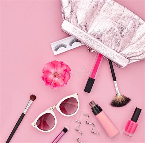 Accesorios Cosméticos Del Maquillaje De La Moda Esencial Fotos De Stock