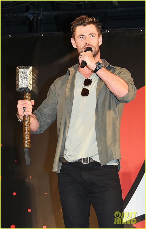 Chris Hemsworth Brings Out Thors Hammer On Stage At Tokyo Comic Con