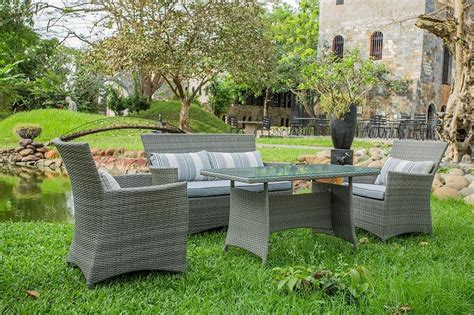 Merci de nous donner le prix pour ce salon, mais avec 3 fauteuils au lieu de 2, nous avons besoin de 6 places assises : Salon d'extérieur Diego Rotin Design résine tressée ...