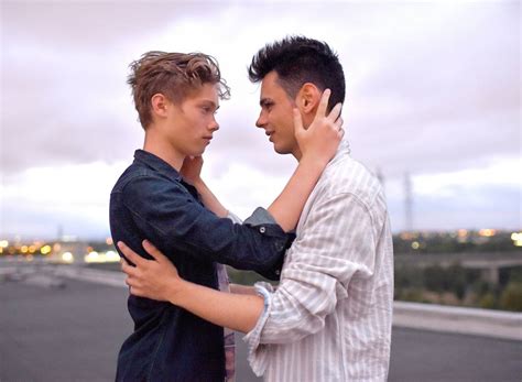 TÊTU Baisers cachés deux lycéens gays sur France pour la ère fois