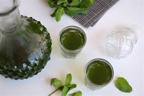 I liquori si mantengono benissimo fino a un anno sia in dispensa che in frigo, invece le creme fino. » Liquore alla menta - Ricetta Liquore alla menta di Misya