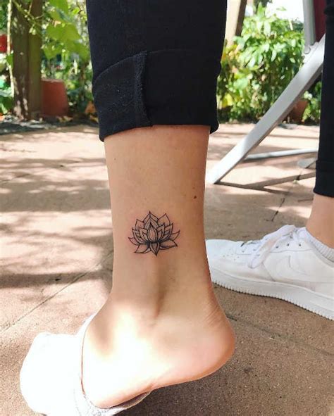 The lotus tattoo represents purification and faithfulness. Lotus tattoo: betekenis en 50x tattoo-inspiratie