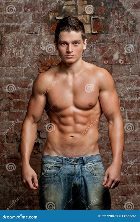 Giovane Ragazzo Sexy Nudo Muscolare Che Propone In Jeans Fotografia Stock Immagine Di Cassa