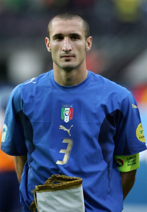 Born 14 august 1984) is an italian professional footballer who plays as a defender and captains both serie a club juventus and the italy. Giorgio Chiellini - Zimbio
