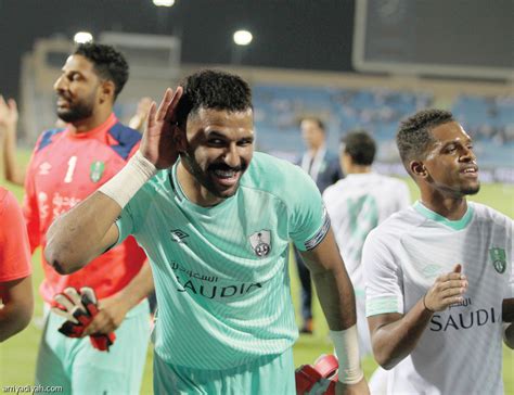 أعرب محمد العويس حارس مرمى الفريق الأول لكرة القدم بنادي أهلي جدة عن أسفه الكبير بعد الخطأ الذي ارتكبه في المباراة التي جمعت فريق الأهلي بنظيره الشباب. فرحة العويس | صحيفة الرياضية